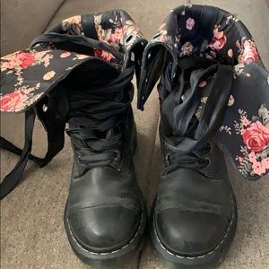 Dr. Marten Triumph fold over boot